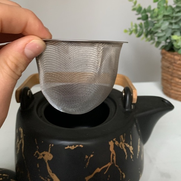 Everly Quinn Black & Gold‎ Splatted 37oz. Teapot - Picture 4 of 6